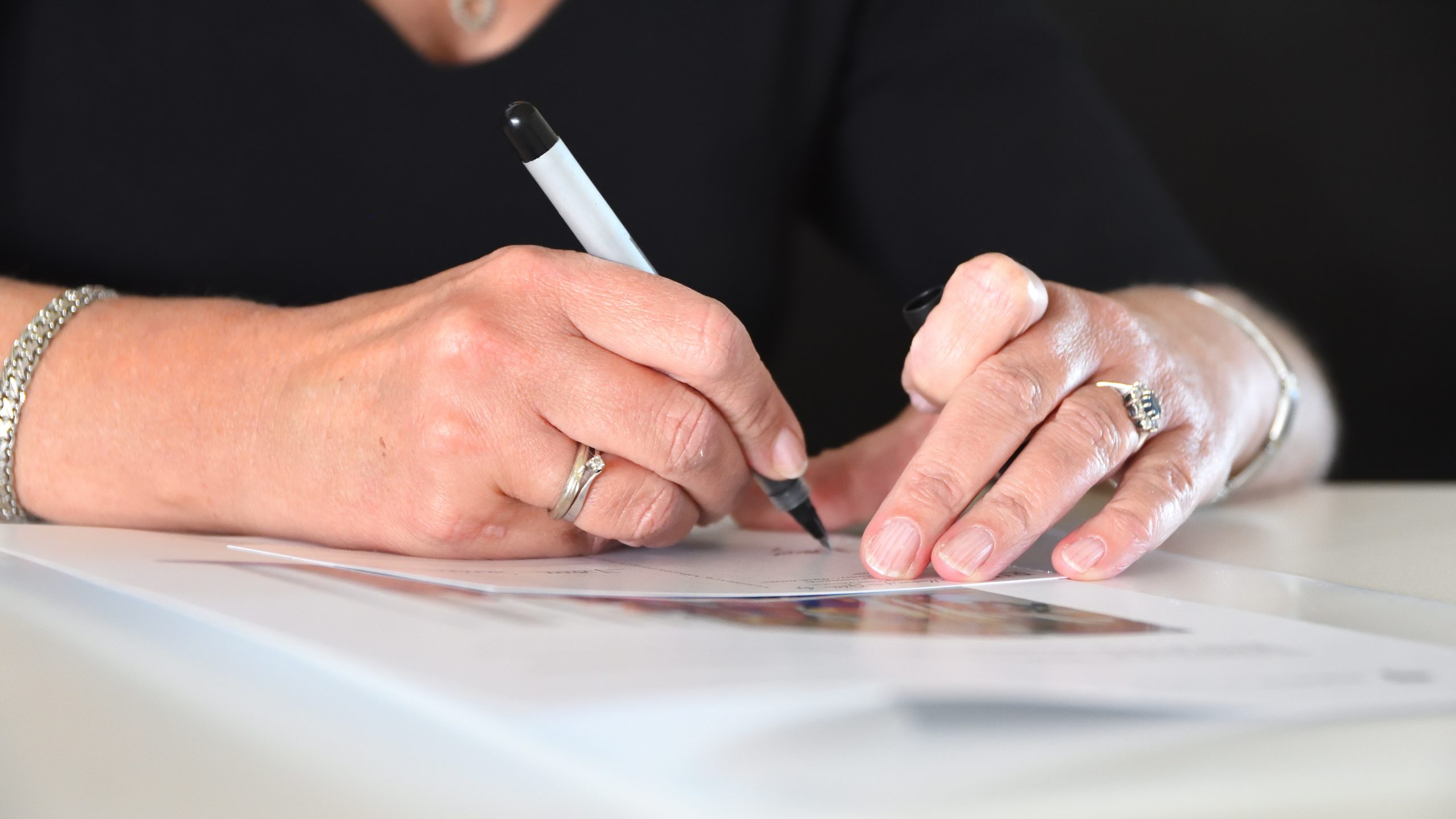 detailfoto van handen die handtekening zetten