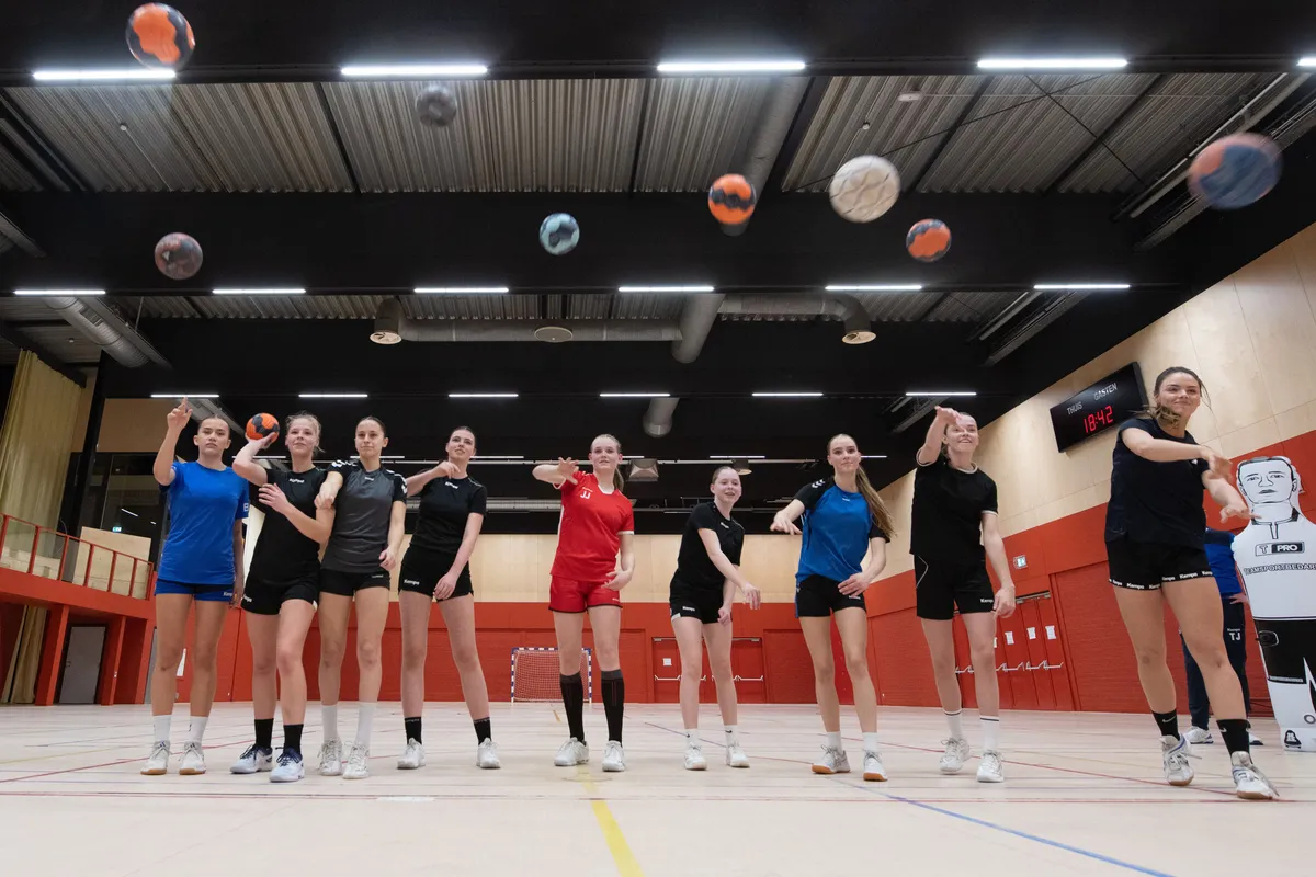Jonge sportsters gooien ballen in sporthal