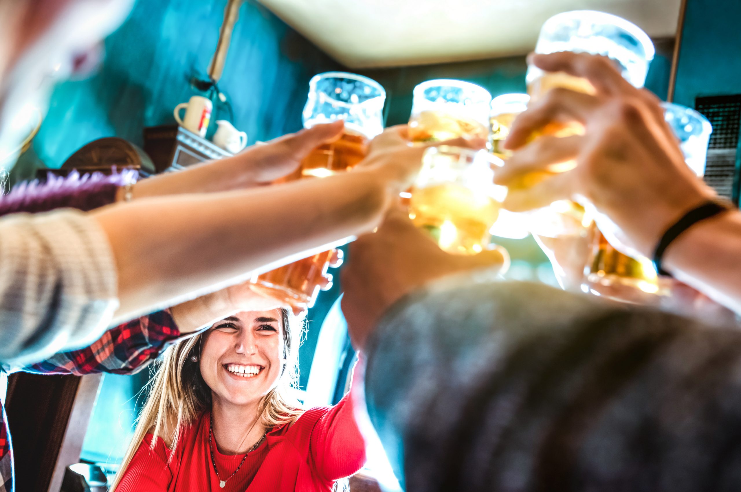 Detailfoto van mensen die roosten met een glas bier